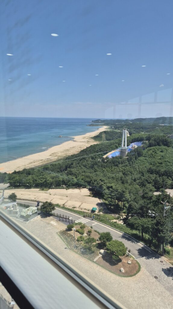 통일전망대에서 바라본 남쪽 해안가 사진