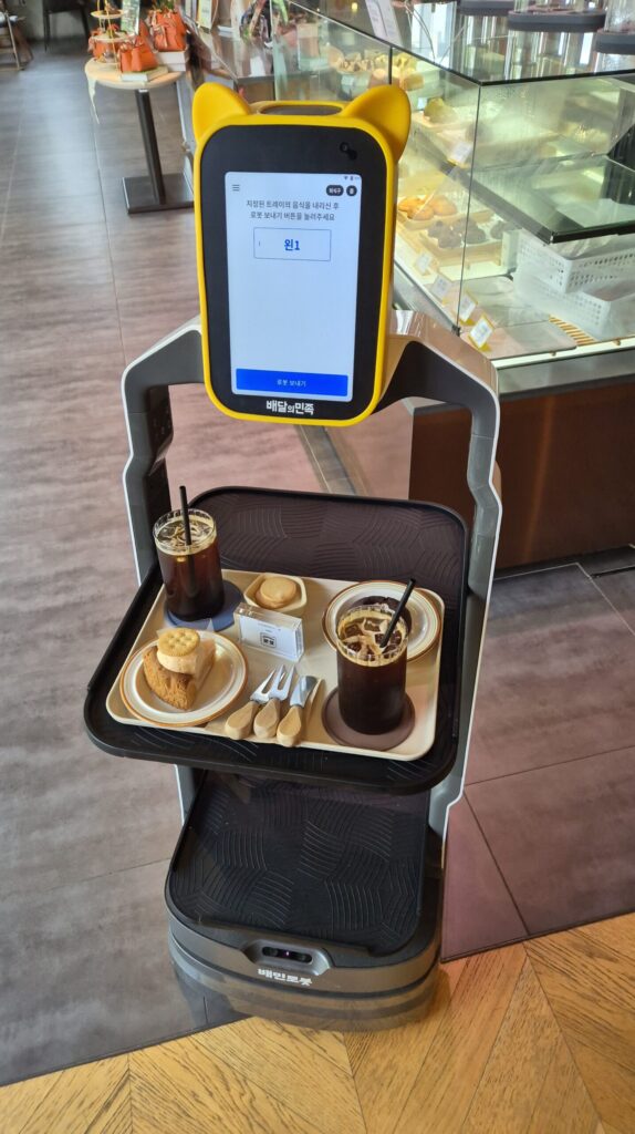 스모어사이트 카페 주문하면 로봇이 서빙함.