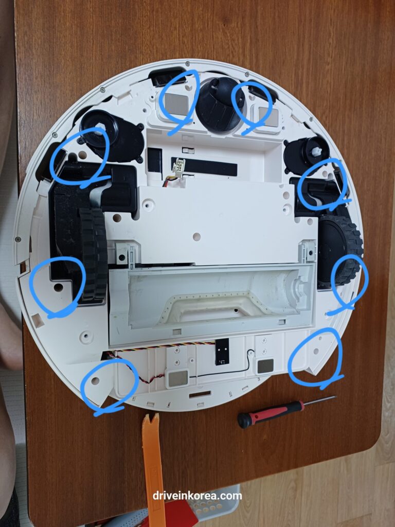 레노버로봇청소기 하브 2차 커버 + 볼트 제거