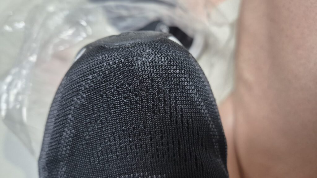 생각보다 깔끔하게 구멍이 수선되었음.