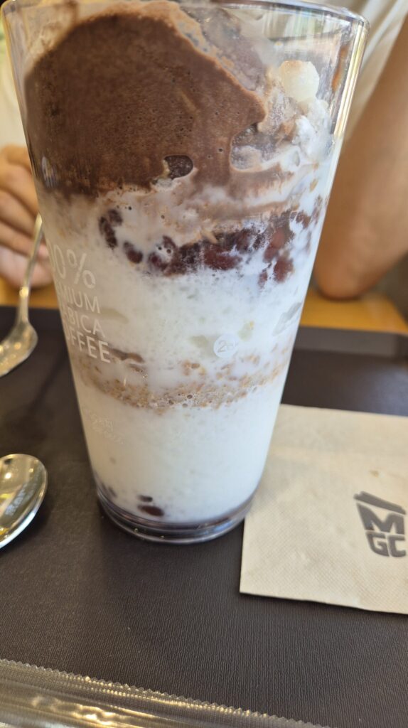 메가커피 빙수로 불리는 팥빙 젤라또 파르페 측면