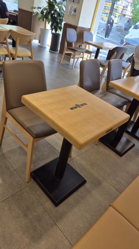 원내동 메가커피 테이블과 의자