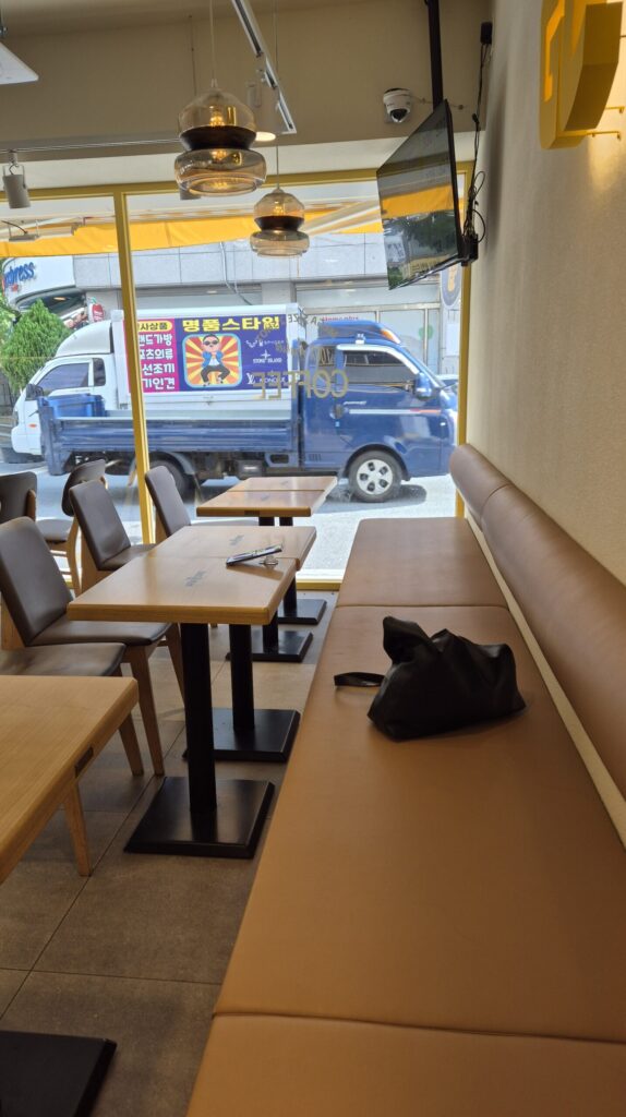 원내동 메가커피 매장 사진