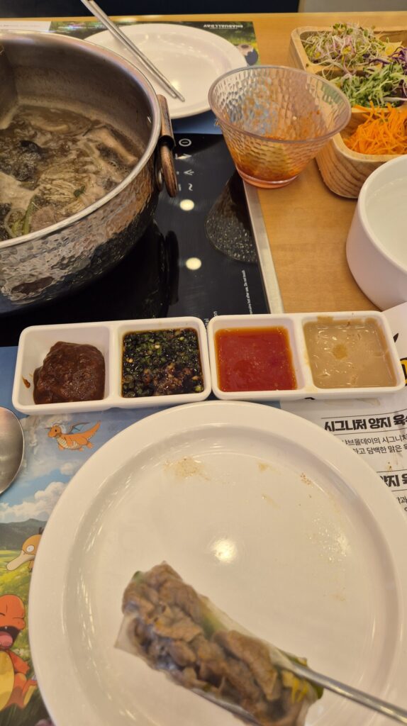 소스는 땅콩과 간장, 된장소스가 맛있었음.