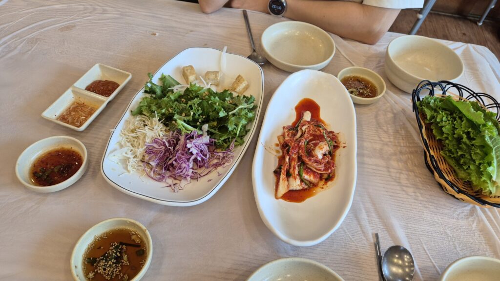 식전메뉴 두부 샐러드와 반찬