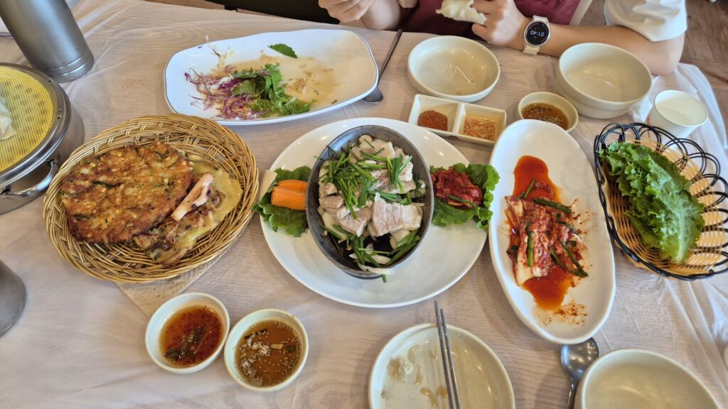동죽이네 A세트 한상 차림 아직 칼국수와 보리밥은 안나옴.