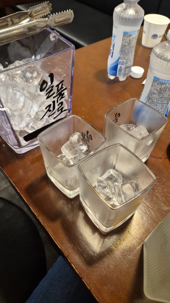  생각보다 맛있는 일품진로 소주맛 깔끔한 뒷맛이 좋다.