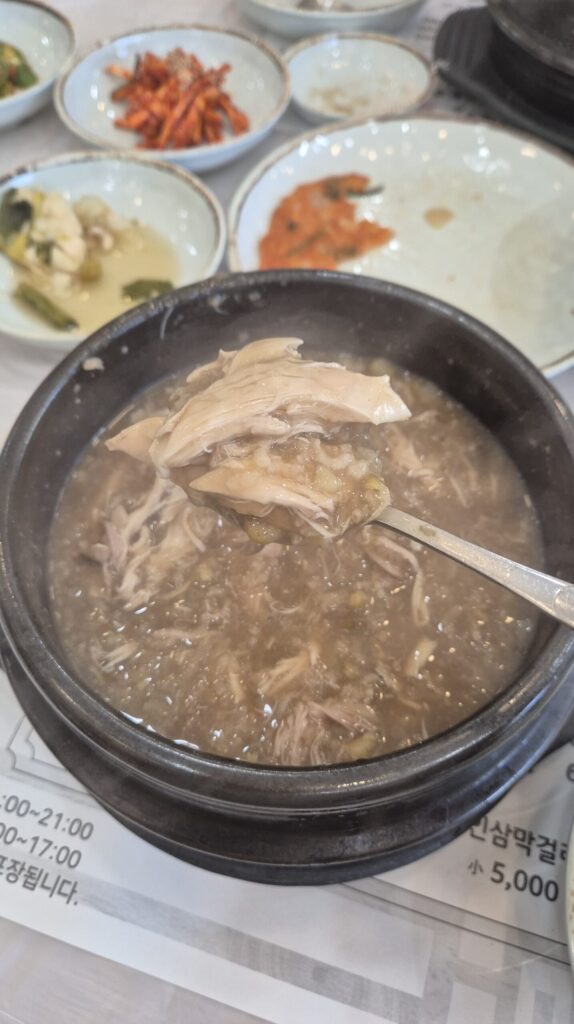 계룡삼계탕 마지막엔 닭가슴살을 찢어서 죽처럼 드시면 됨.