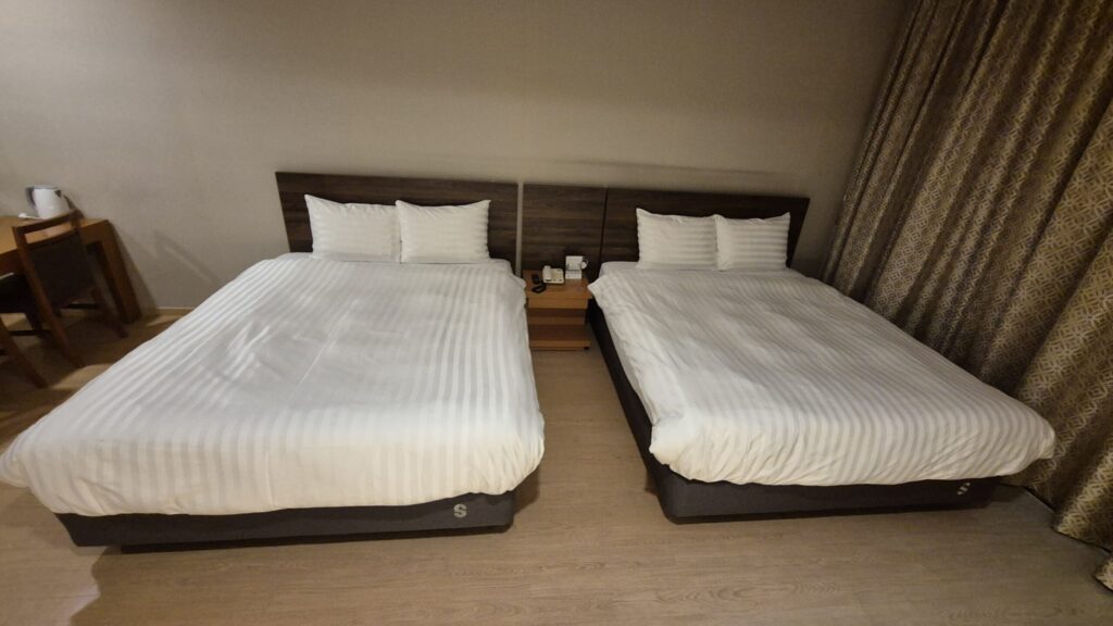 거제 소노캄 패밀리객실은 무조건 침대가 퀸사이즈 2개 있음. 푹신하고 아주 좋음.
