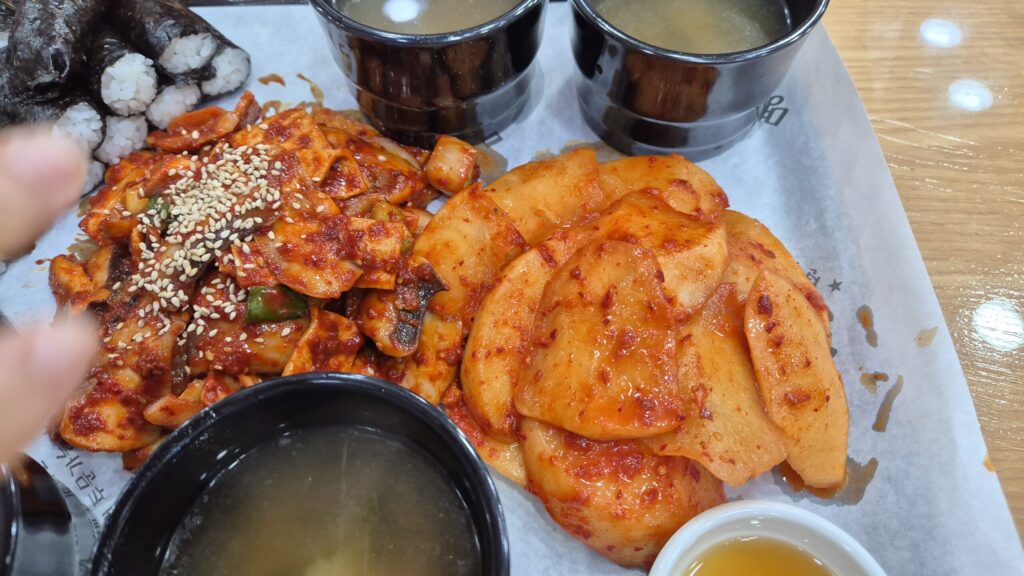 오징어초무침과 석박지가 정말 맛있는 통영 명가충무김밥