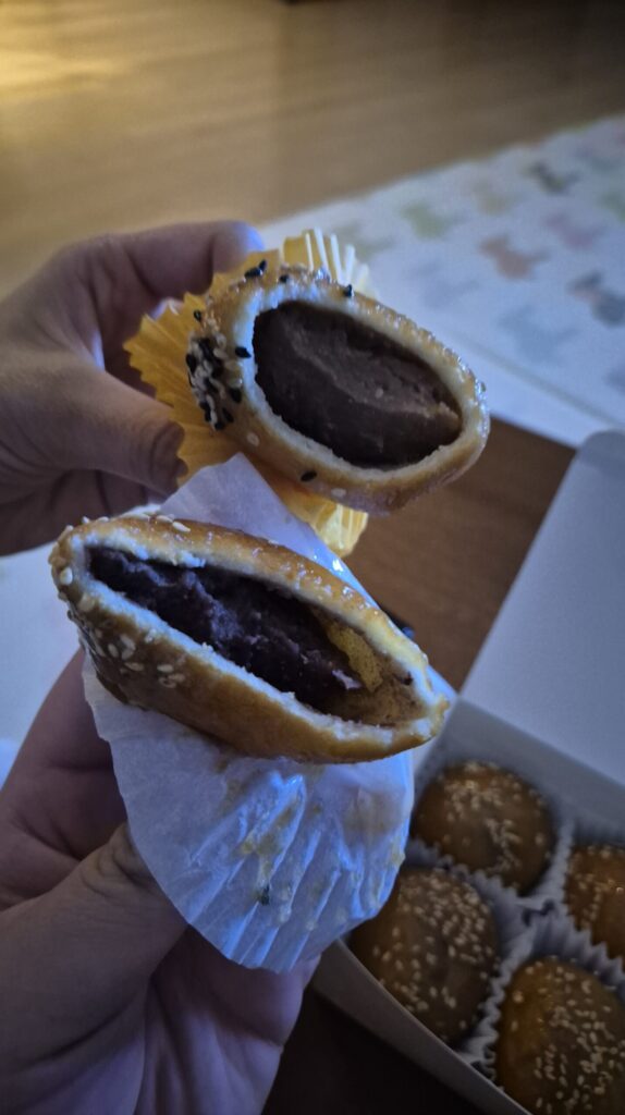 이것저것 먹어봐도 빵의 두께가 얇고 쫄깃함.