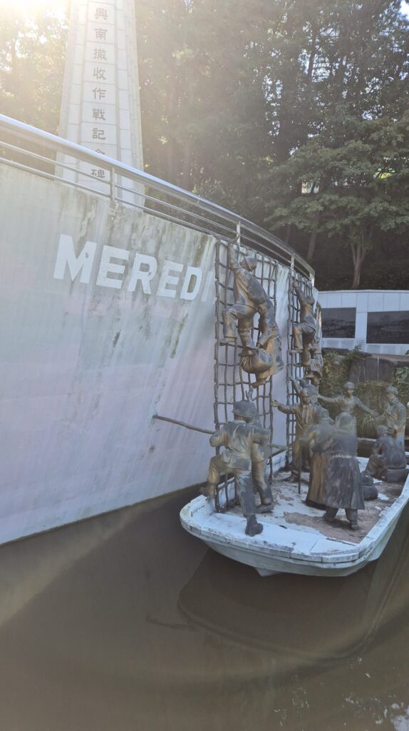 흥남부두 철수사건 모습을 동상으로 표시함.