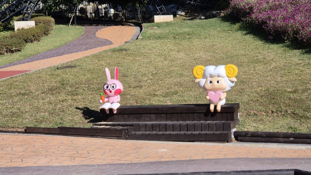 양과 토끼의 벤치 귀여움