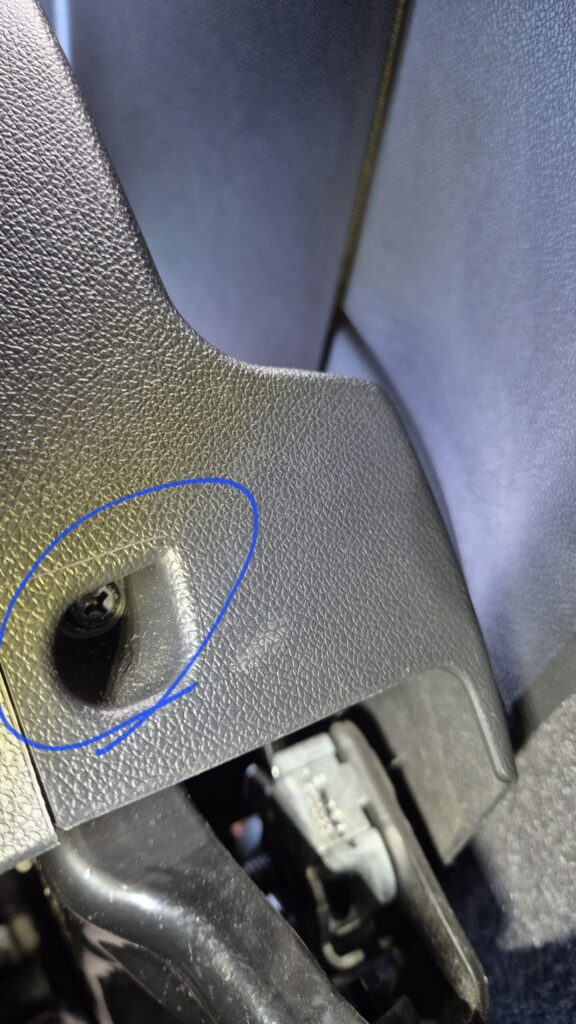 시트 뒷쪽 +볼트 빼는데.. 시간오래걸리고, 끼는데도 시간이 엄청 오래걸림.