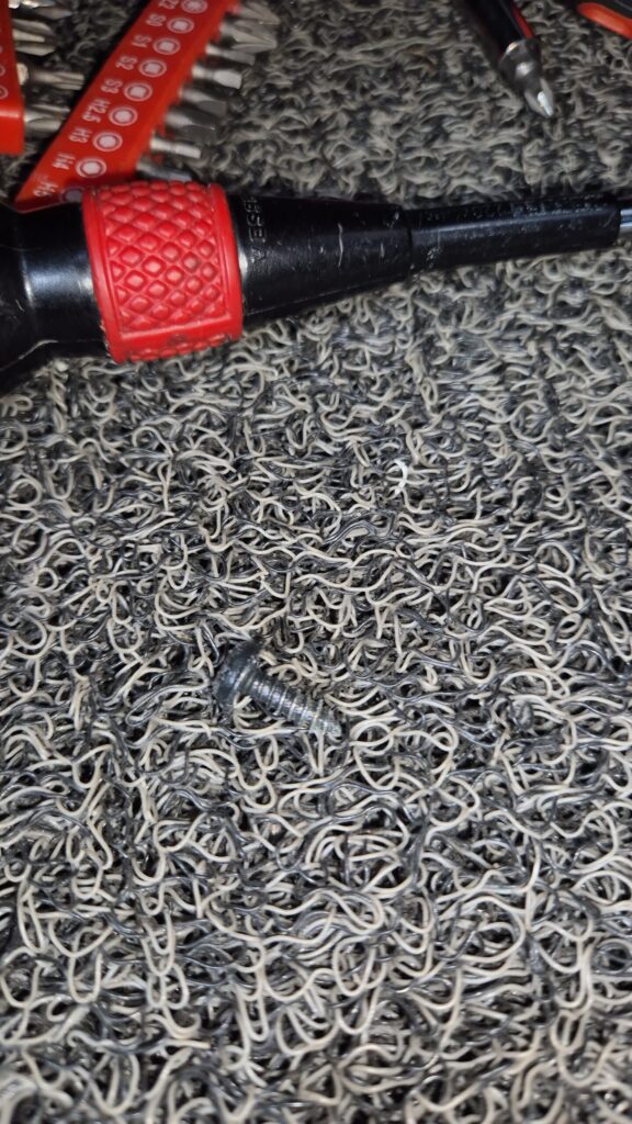 SM7 시트 사이드커버 고정하고 있는 +볼트 모양 앞뒤 사이즈 동일함.