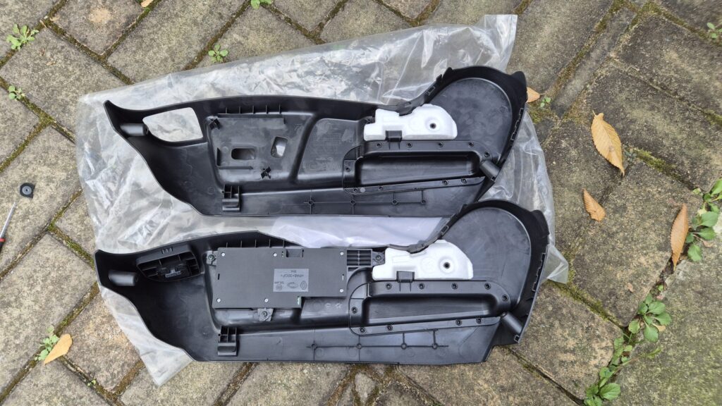 위)새로산 SM7 시트 사이드커버, 아래) 부러진 SM7 시트 사이트커버