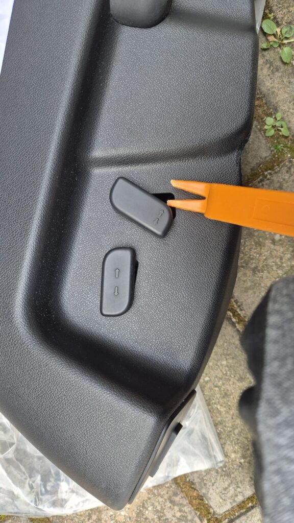 무빙버튼은 헤라를 이용하면, 툭하고 빠집니다. 부러지지 않으니 살짝만 지랫대 원리로 빼세요.