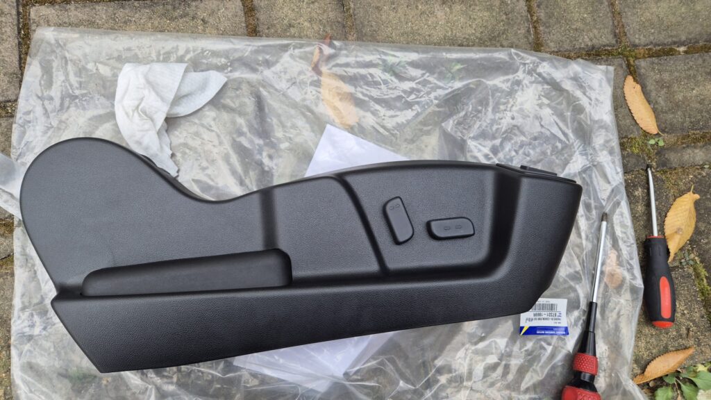 새로산 SM7 시트 사이드커버에 기존 부품 2개 이식 완료함.