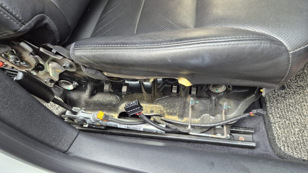 기존 커버를 제거하자마자 보이는 스폰지 먼지들 전부다 닦아줌