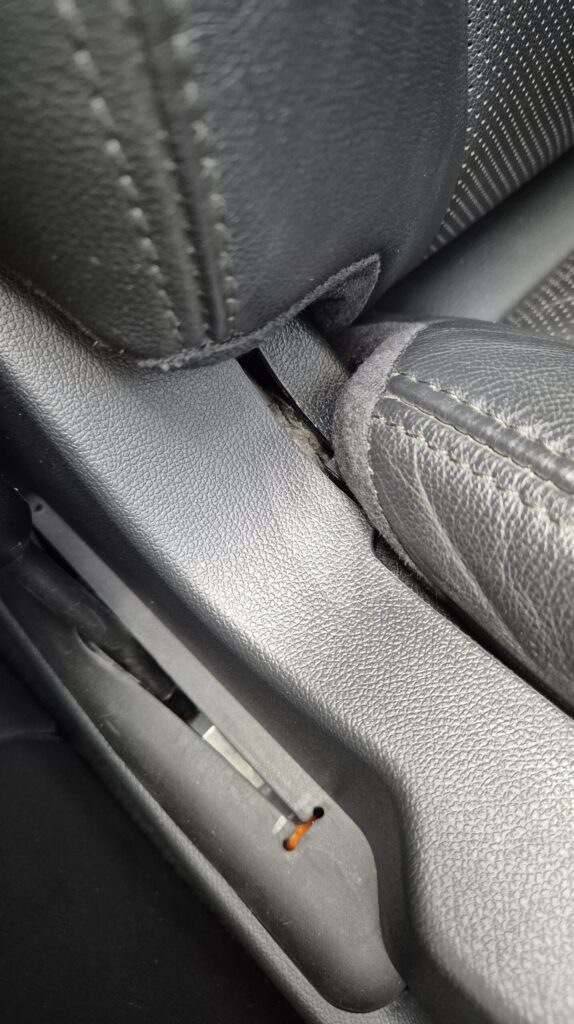 시트쪽에서 고정핀이 분해할때 부러져서 이렇게 벌어지는데.. 운전석은 건들지 않았는데도 이미 벌어져 있음 ㅋㅋ