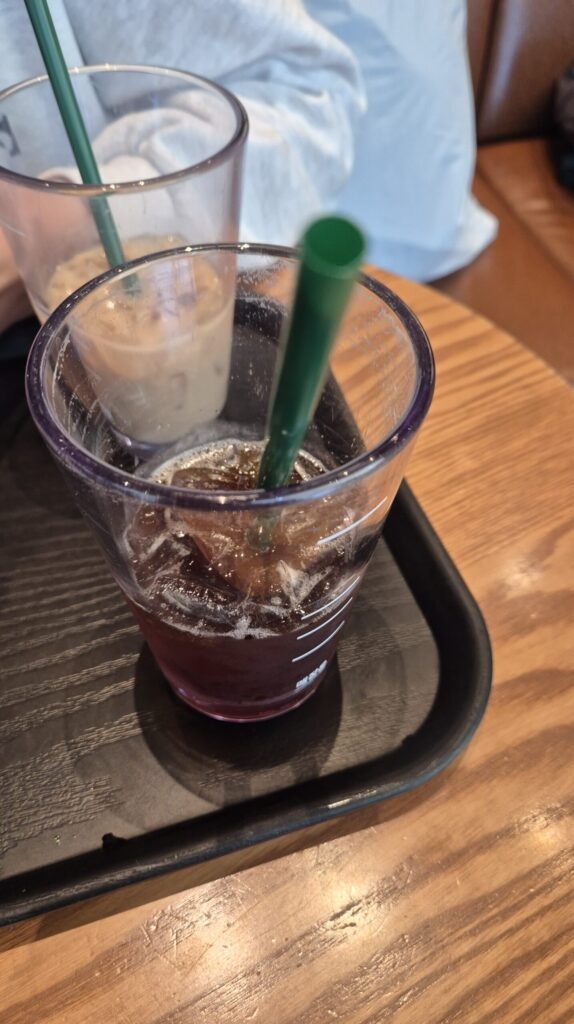 스타벅스에서 제공하는 자연유래 플라스틱 빨대