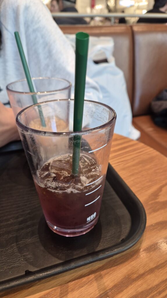 녹색으로 된 스타벅스 자연유래 빨대