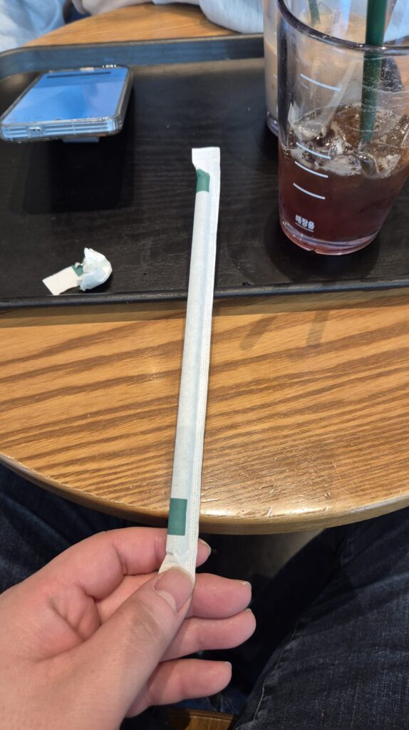 스타벅스는 종이빨대와 플라스틱빨대 둘다 제공하고 있다.