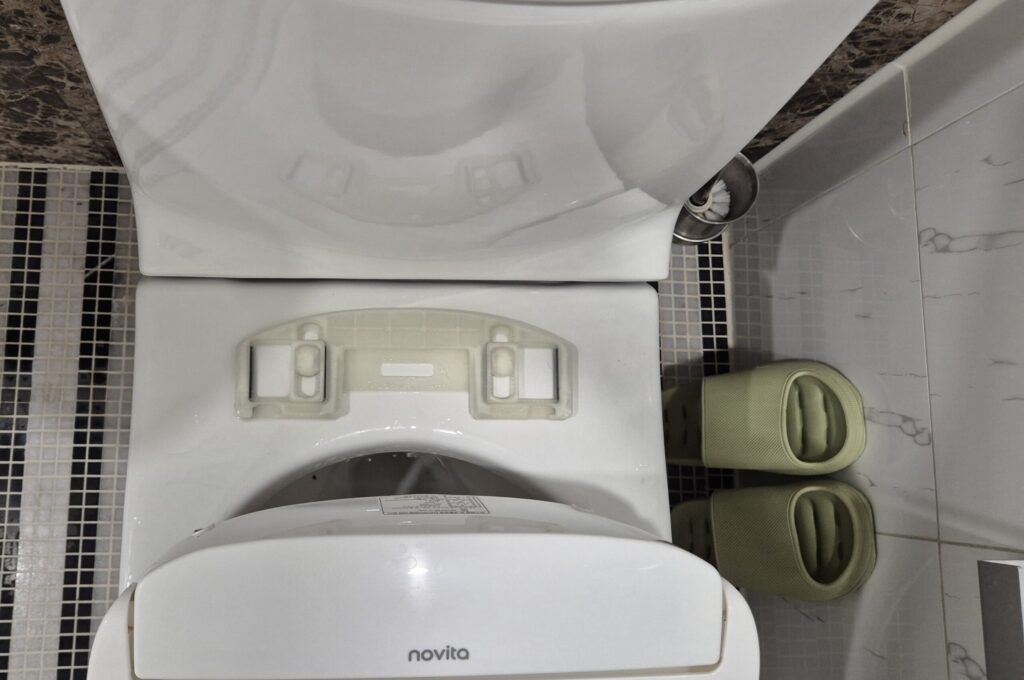 노비타 비데 변기 고정틀 ← 이것을 그대로 내비둬도 됩니다.