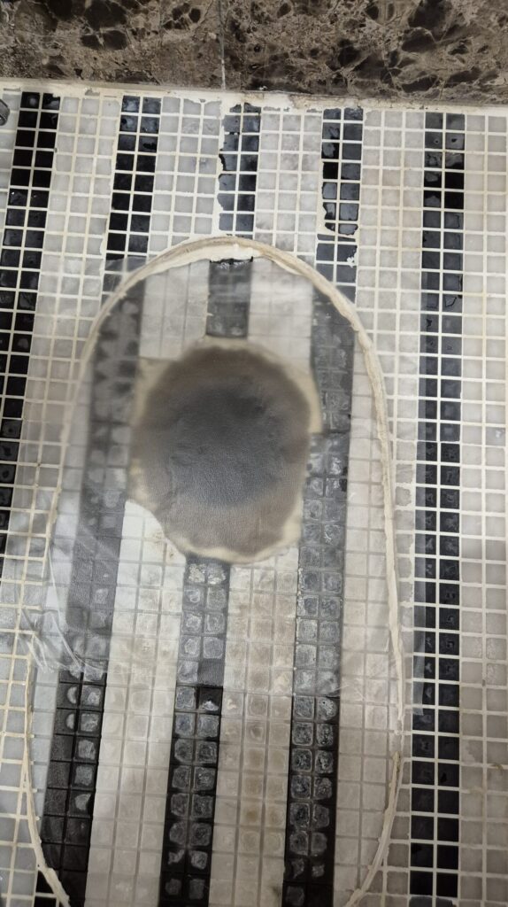 화장실냄새가 직빵으로 올라오기 때문에 랩을 통해서 구멍을 막아놓음.