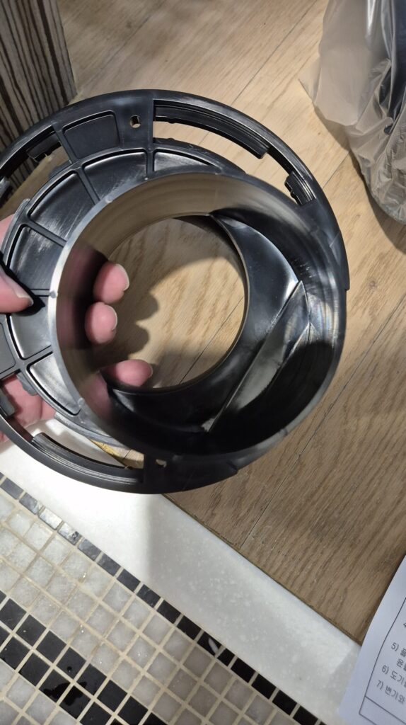 편심은 1자가 아니라 이렇게 살짝 앞으로 튀어 나와 있는 디자인입니다.