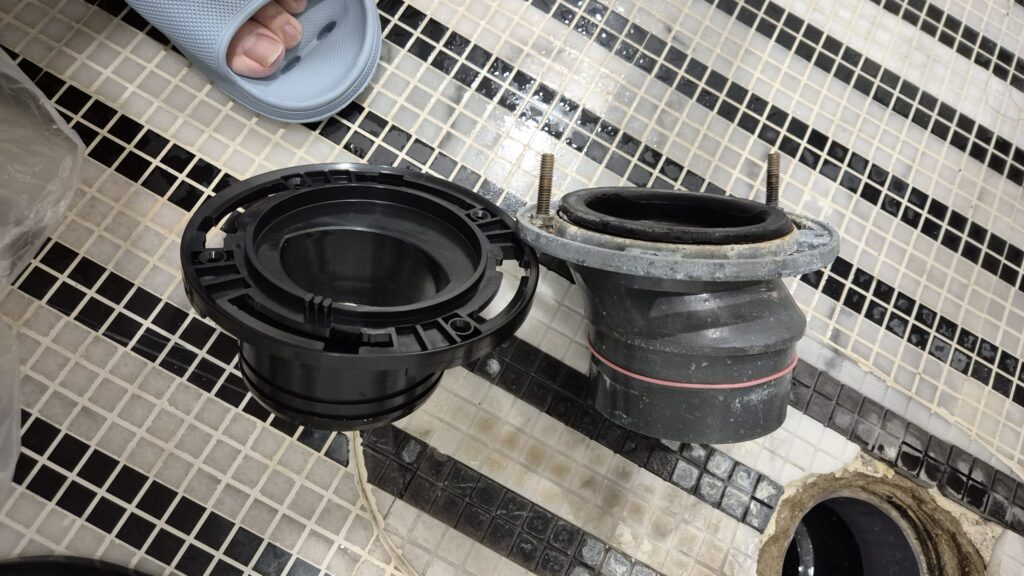 왼쪽 대림바스용 비파괴형 정심, 오른쪽 기존 설치된 정심 근데..사이즈 길이가 맞지 않는다;;