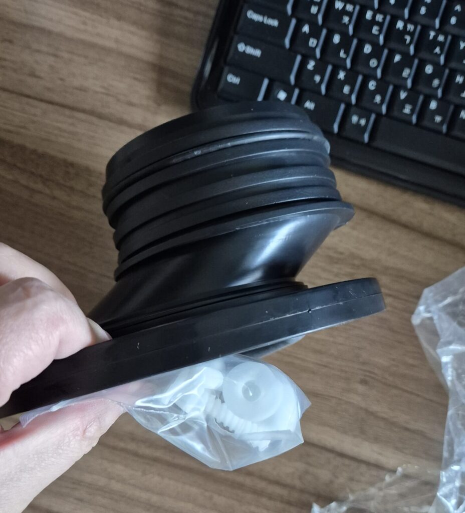 일반적으로 편심이나 정심에는 고무링이 1개만 껴져 있음.