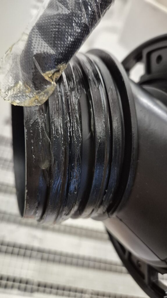 고무링에 윤활류 구리스를 발라주면, 배관에 들어갈때, 편함. 구리스가 없다면, 로션을 발라도 되고, 아니면, 에프킬라를 뿌려도 윤활이 됨.