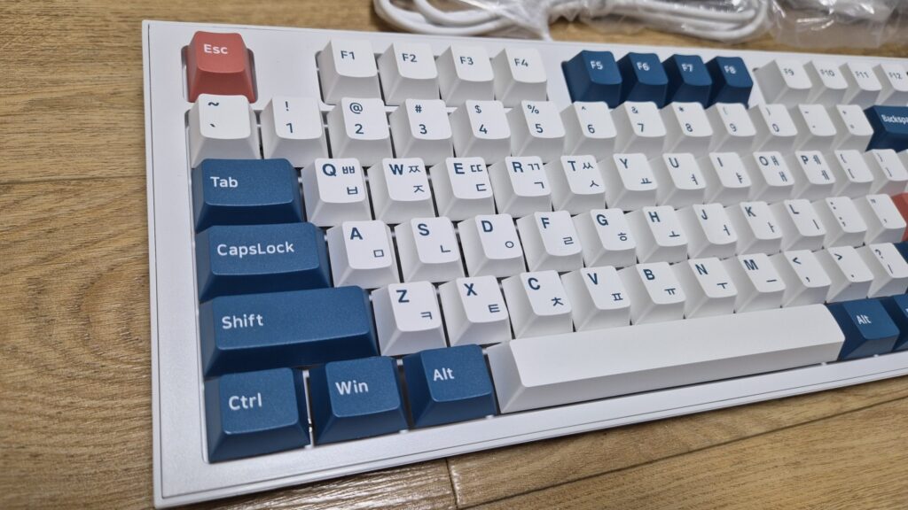 키캡이 PBT 재질이라 내구성과 제조원가가 높습니다.