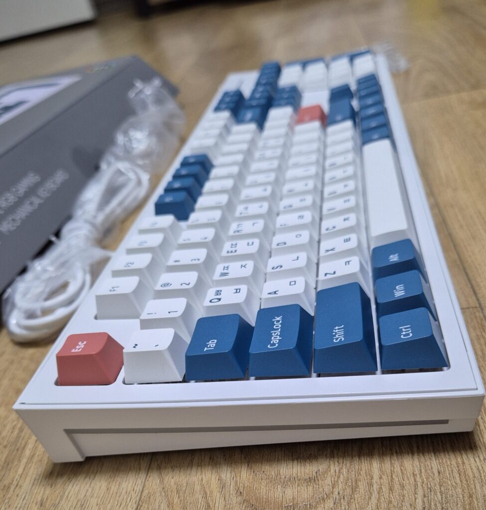 주연테크 JK01 기계식 키보드 왼쪽 사이드 사진