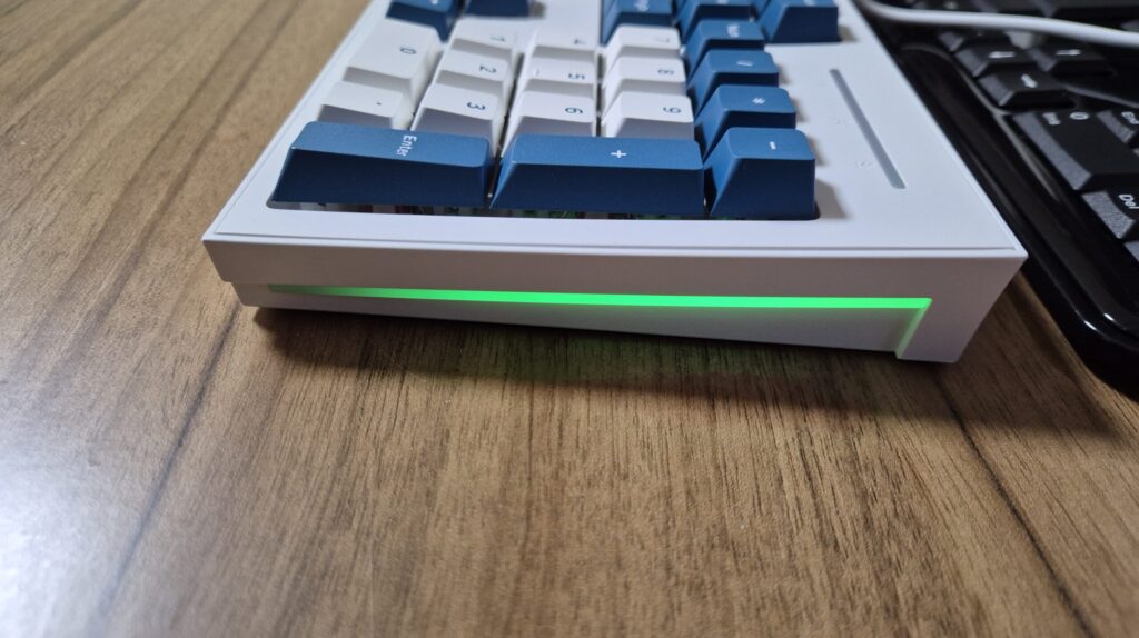 컴퓨터 전원이 켜지면 들어오는 주연테크 JK01 기계식 키보드 오른쪽 사이드 사진