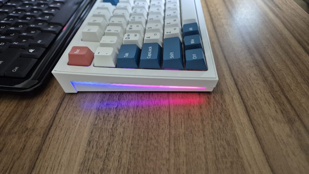 컴퓨터 전원이 켜지면 들어오는 주연테크 JK01 기계식 키보드 왼쪽 사이드 사진