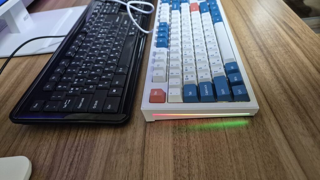 아이락스 KR6170 블랙 모델 VS 주연테크 JK01 PBT 화이트 적축 사이드 사진