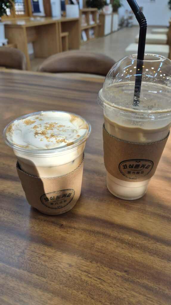 좌 땅콩슈페너, 우 원내동 라떼