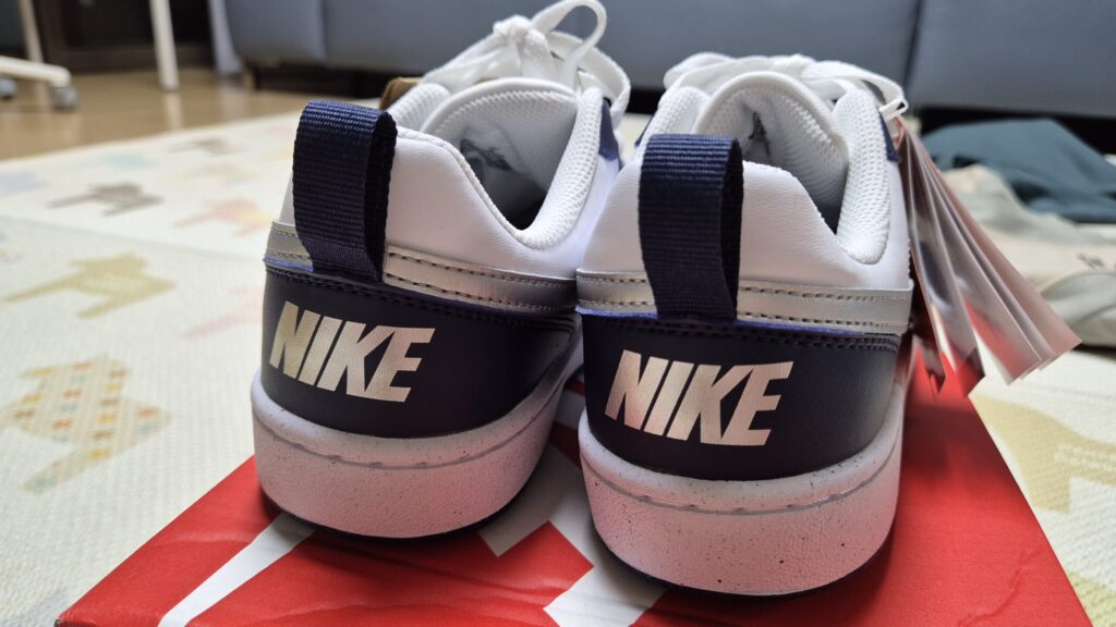 나이키 키즈 운동화 뒷꿈치 부분