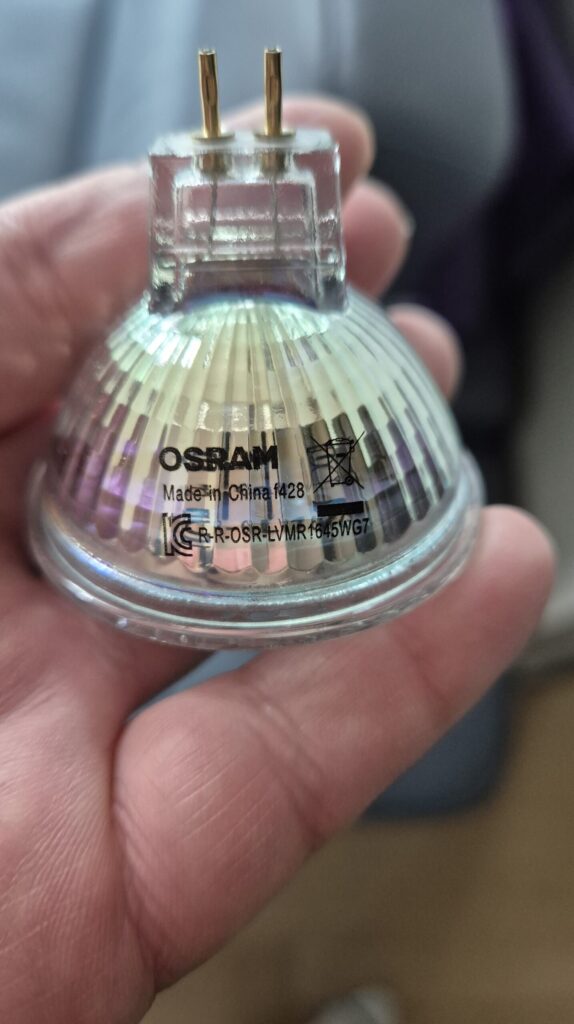 새로구매한 오스람 MR16 LED 전구