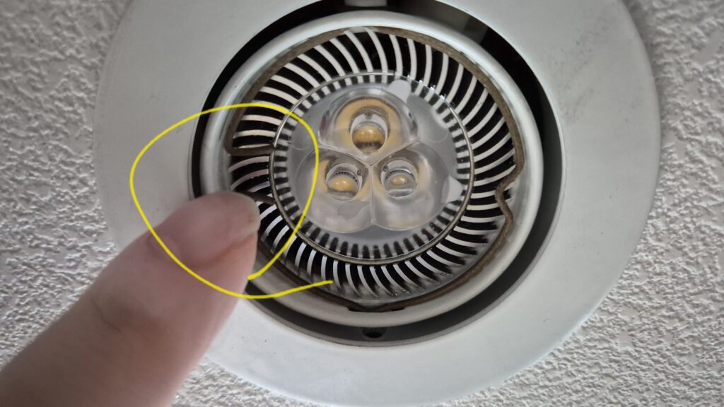 노란색 동그라미 친부분을 손을 이용해서 잡으면, 클립핀이 빠짐