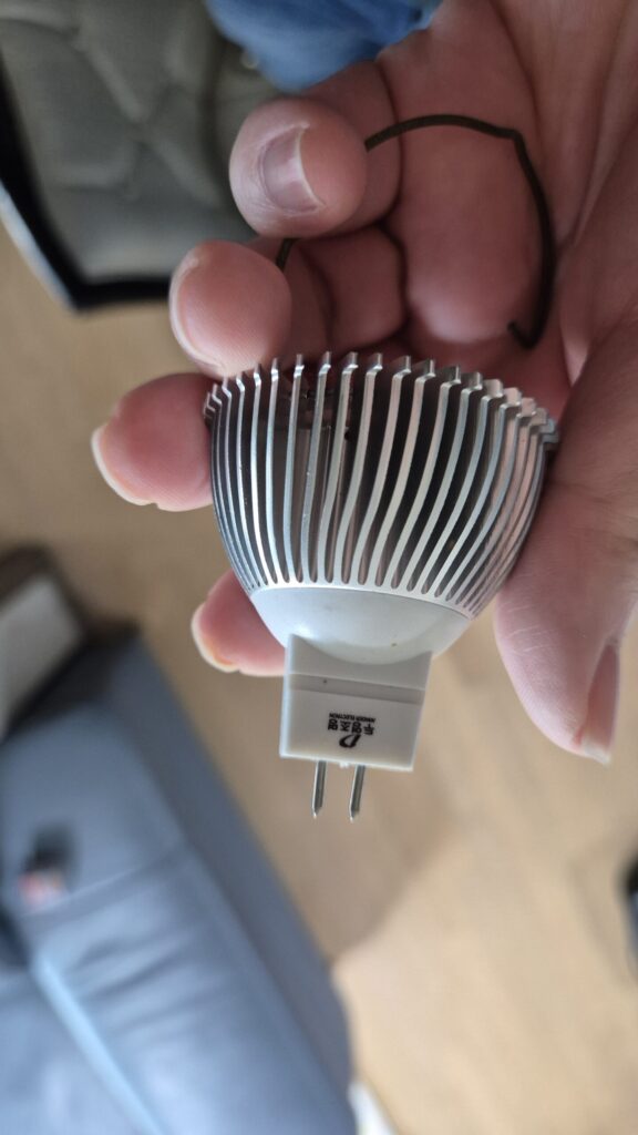 그동안 고생많았다. 고장난 두원 MR16 전구