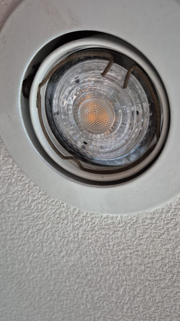 오스람 MR16 전구로 교체 완료함.