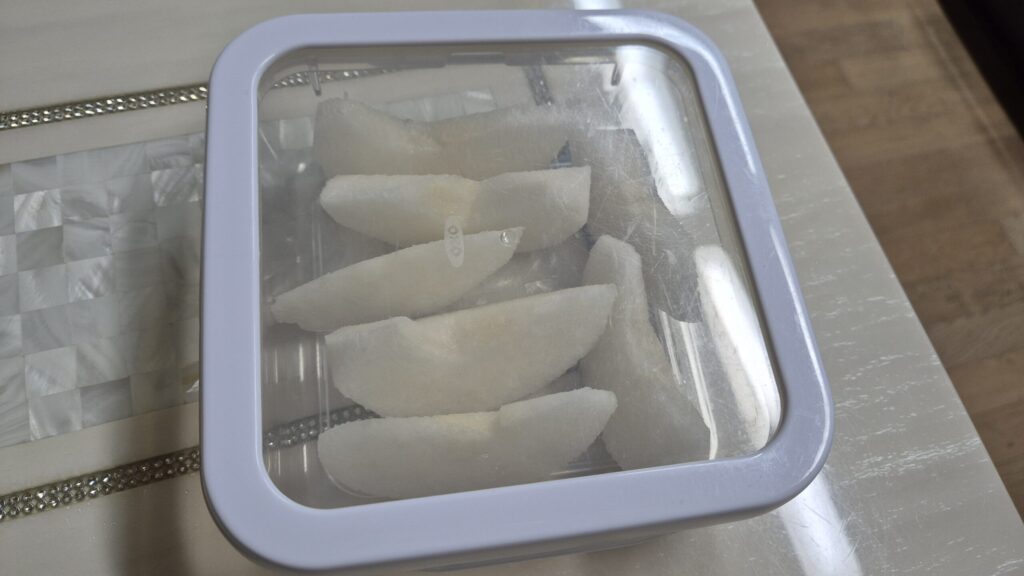 노브랜드 천안배 반은 반찬통에 보관해서 냉장고로 이동