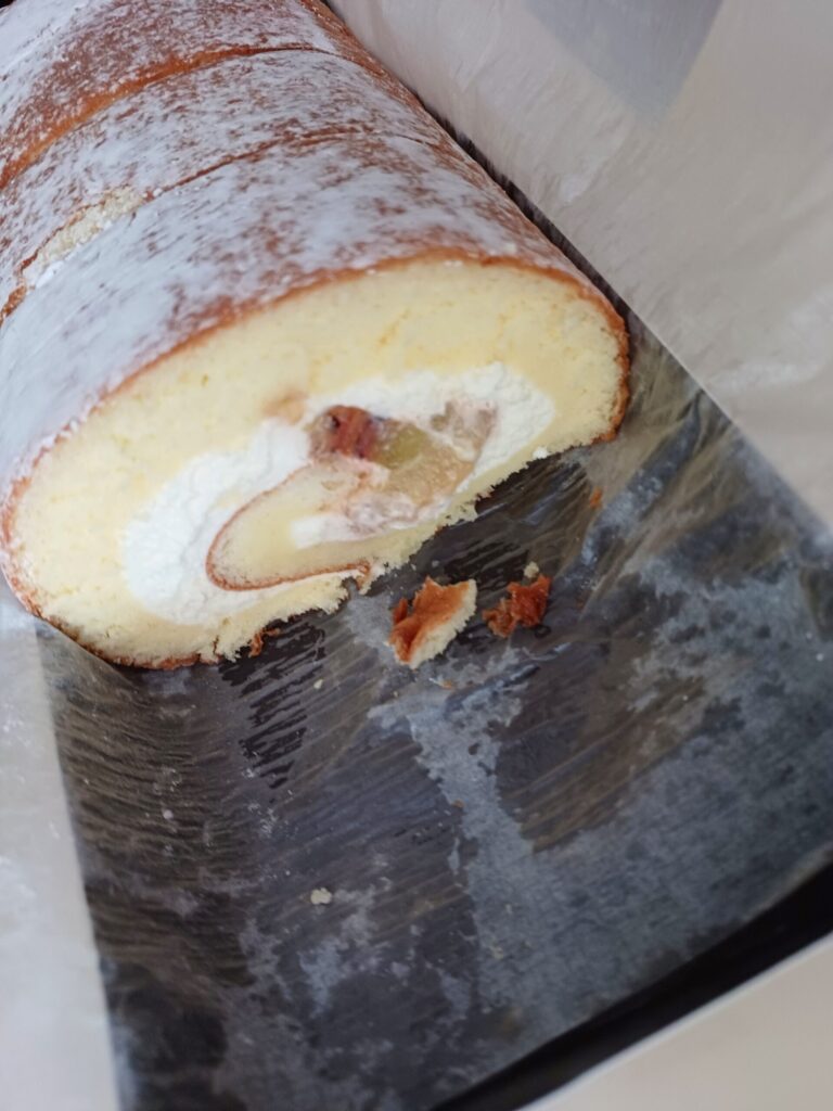 성심당 요키롤 속은 레드키위 골드키위가 들어가있음.