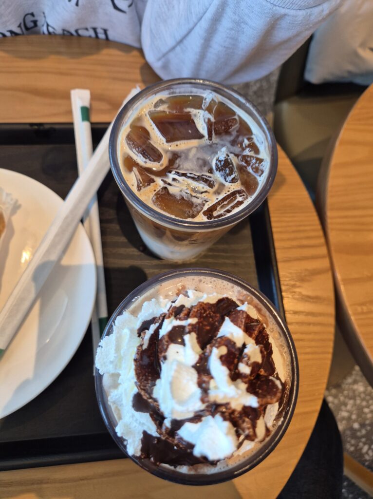 위) 돌체라떼, 아래) 스타벅스 자바칩 프라푸치노