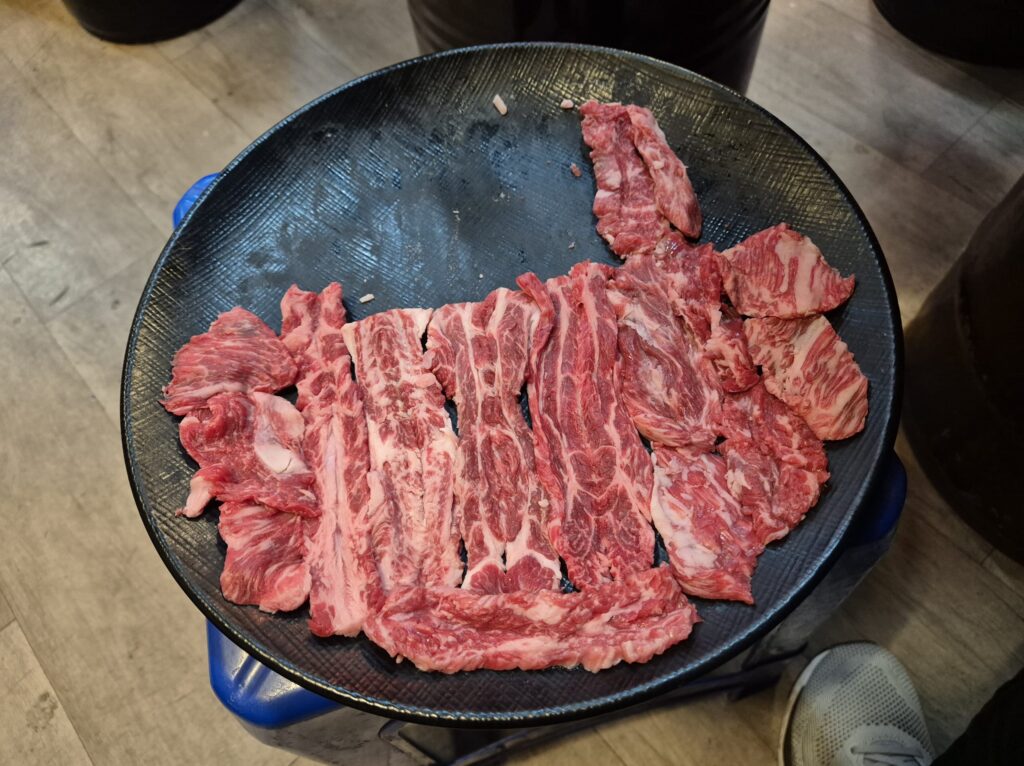 첫번째 고기 갈비살 이미 몇첨은 불판으로 감.