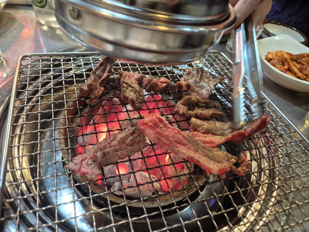 첫번째 고기 갈비살을 숯불에 굽는중
