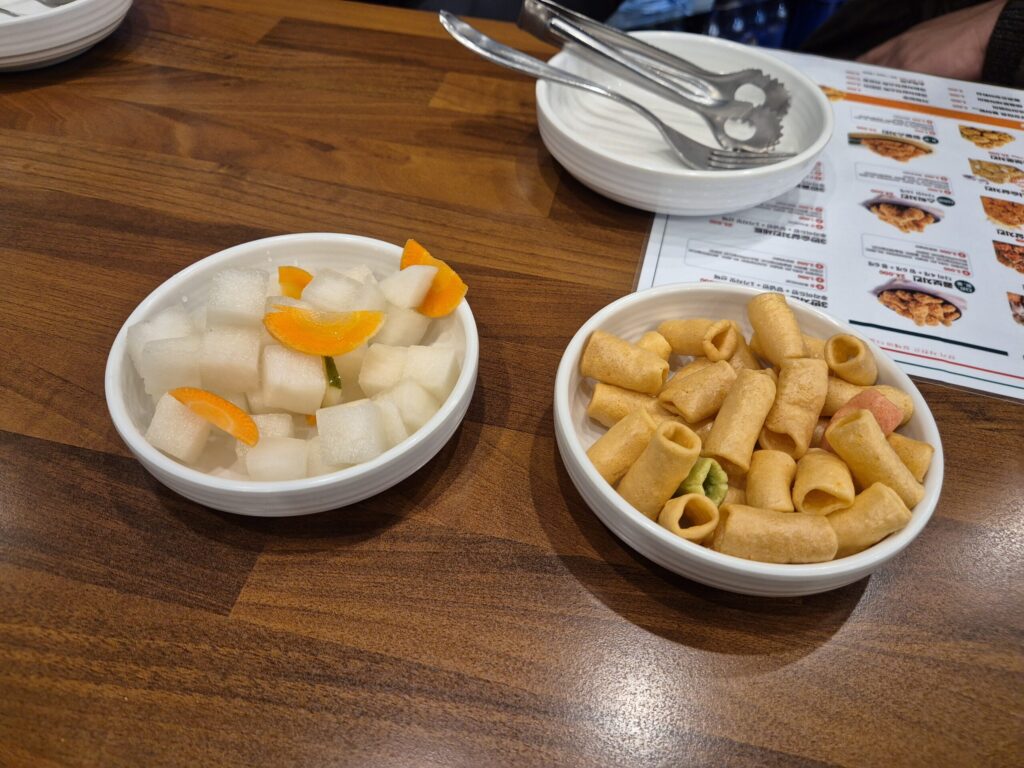 관저동 자담치킨 기본안주 치킨무와 마카로니 뻥튀기